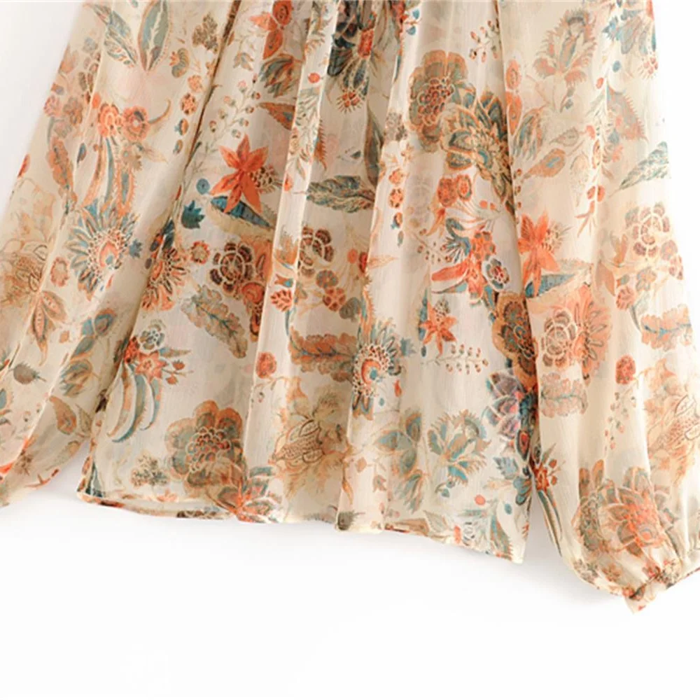 Early autumn 2019 new fashionable chiffon shirt with round collar and long sleeves laminated decorative flowers
Early autumn 2019 new fashionable chiffon shirt with round collar and long sleeves laminated decorative flowers