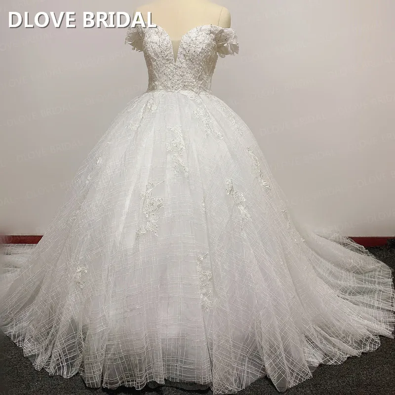 Sparkle Ball Gown Wedding Dress High Lace Off Shoulder Factory Custom Made New Style Bridal Gown Real Photos
Sparkle Ball Gown Wedding Dress High Lace Off Shoulder Factory Custom Made New Style Bridal Gown Real Photos