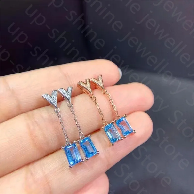 Серьги с натуральным топазом, инкрустированные серебром 925 пробы
Серьги с натуральным топазом, инкрустированные серебром 925 пробы