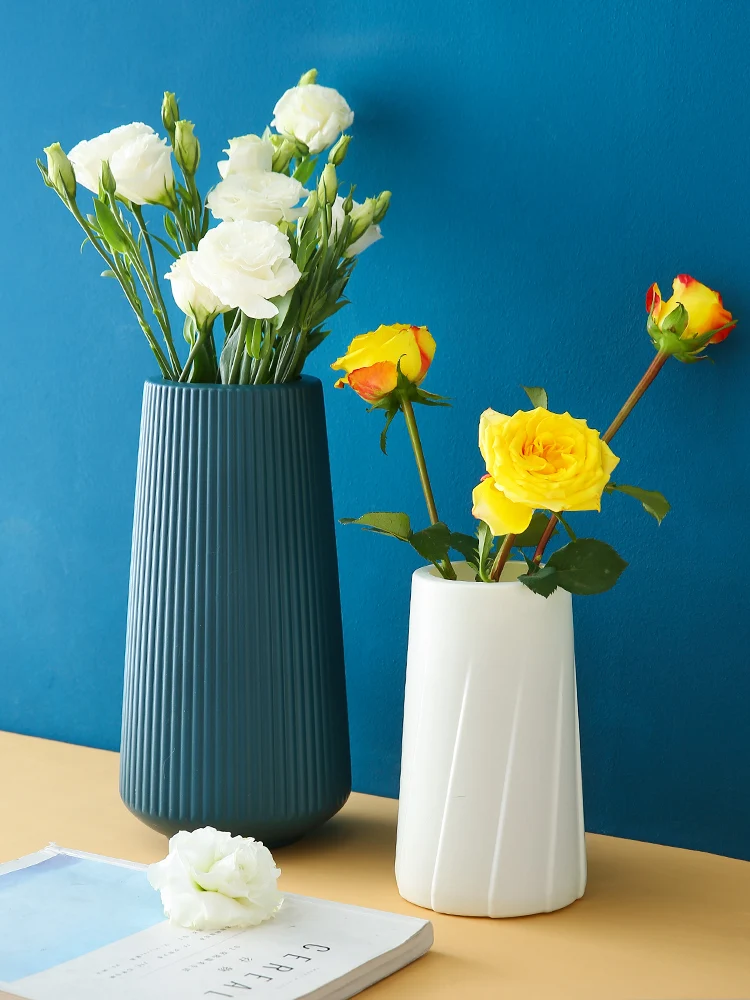 Simple European small vase home living room flower arrangement dried flower decoration office hydroponic plant plastic bottle
Simple European small vase home living room flower arrangement dried flower decoration office hydroponic plant plastic bottle