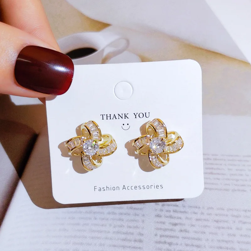 YAOLOGE 2021 New For Women Gold Color Flower Crystal Stud Earrings Alloy Accessories Girls Fashion Party Wedding Jewelry Gift
YAOLOGE 2021 New For Women Gold Color Flower Crystal Stud Earrings Alloy Accessories Girls Fashion Party Wedding Jewelry Gift