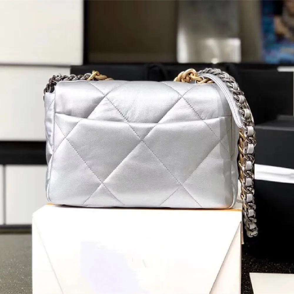 2021 high-end luxury high-quality leather large diamond chain shoulder messenger bag16cm
2021 high-end luxury high-quality leather large diamond chain shoulder messenger bag16cm