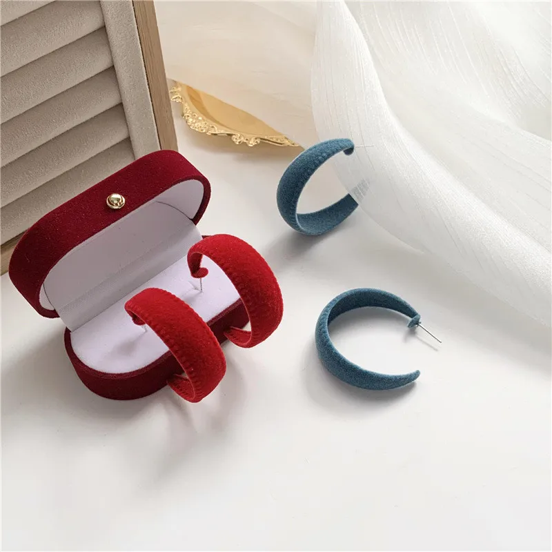 Мода в винтажном стиле; С плюшевой подкладкой, большие круглые серьги в Корейском стиле Стиль выдалбливают серьги для женщин модные вечерни...
Мода в винтажном стиле; С плюшевой подкладкой, большие круглые серьги в Корейском стиле Стиль выдалбливают серьги для женщин модные вечерни...