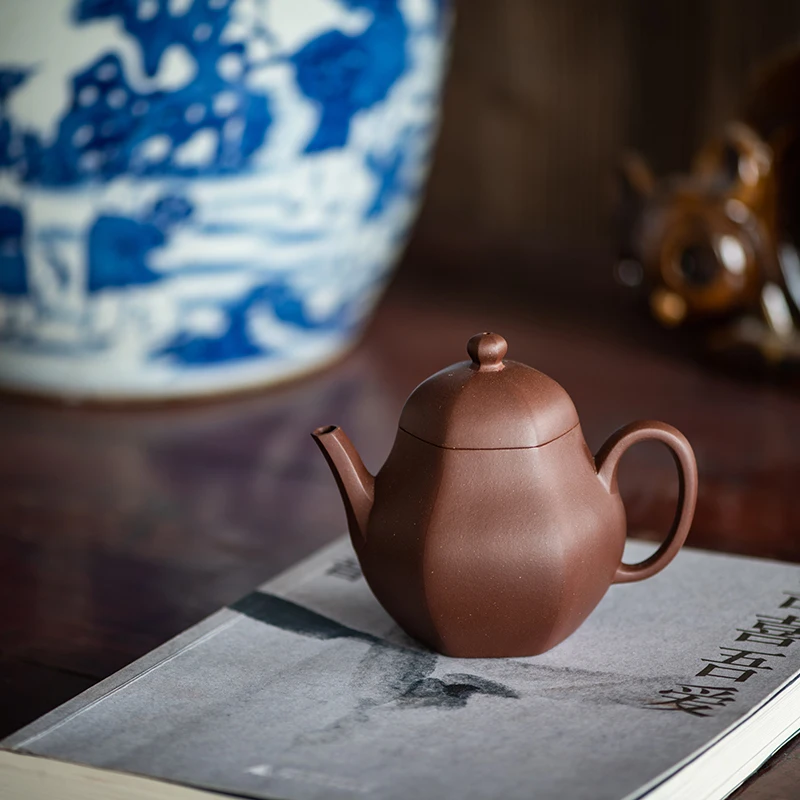 ★★Yixing purple clay pot all manual tea set jiazang raw ore bottom trough old Purple mud hexagonal pear shaped pot
★★Yixing purple clay pot all manual tea set jiazang raw ore bottom trough old Purple mud hexagonal pear shaped pot