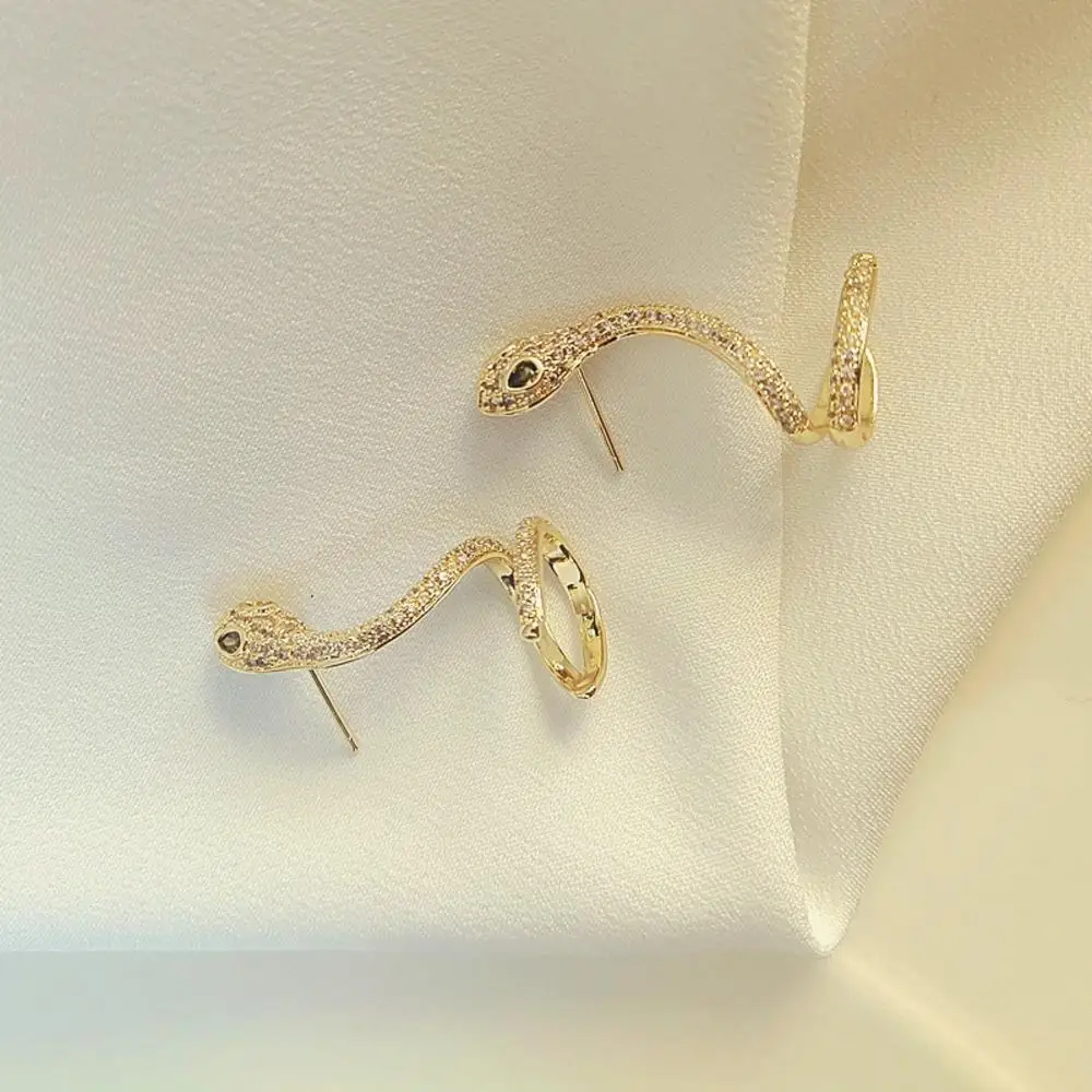 European And American Personality Snake-shaped Stud Earrings Micro Inlaid Zircon Needle Ear Bone Clip Trend Zodiac Sn
European And American Personality Snake-shaped Stud Earrings Micro Inlaid Zircon Needle Ear Bone Clip Trend Zodiac Sn