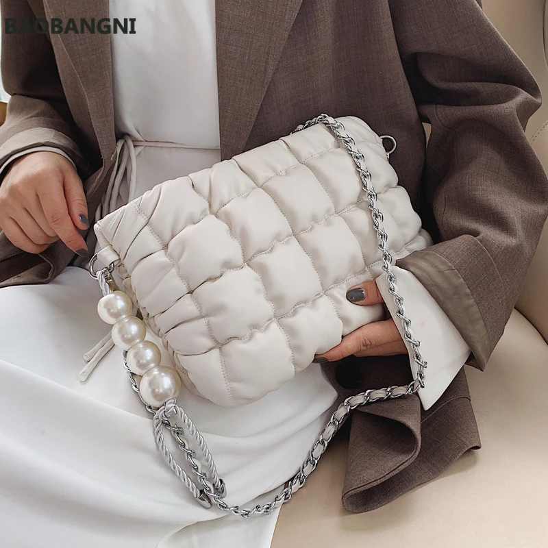 Gentle wind pearl shoulder bag Messenger bag female new wild fashion soft bag small square package 
Gentle wind pearl shoulder bag Messenger bag female new wild fashion soft bag small square package