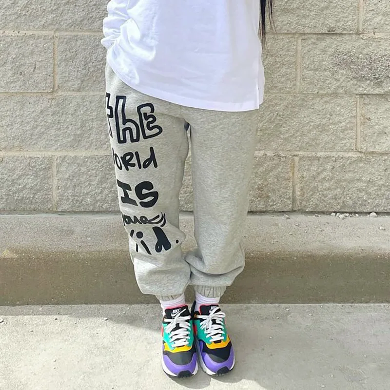 Осенние женские повседневные брюки с пуговицами, женские спортивные свободные уличные длинные спортивные брюки с завышенной талией и букв...
Осенние женские повседневные брюки с пуговицами, женские спортивные свободные уличные длинные спортивные брюки с завышенной талией и букв...