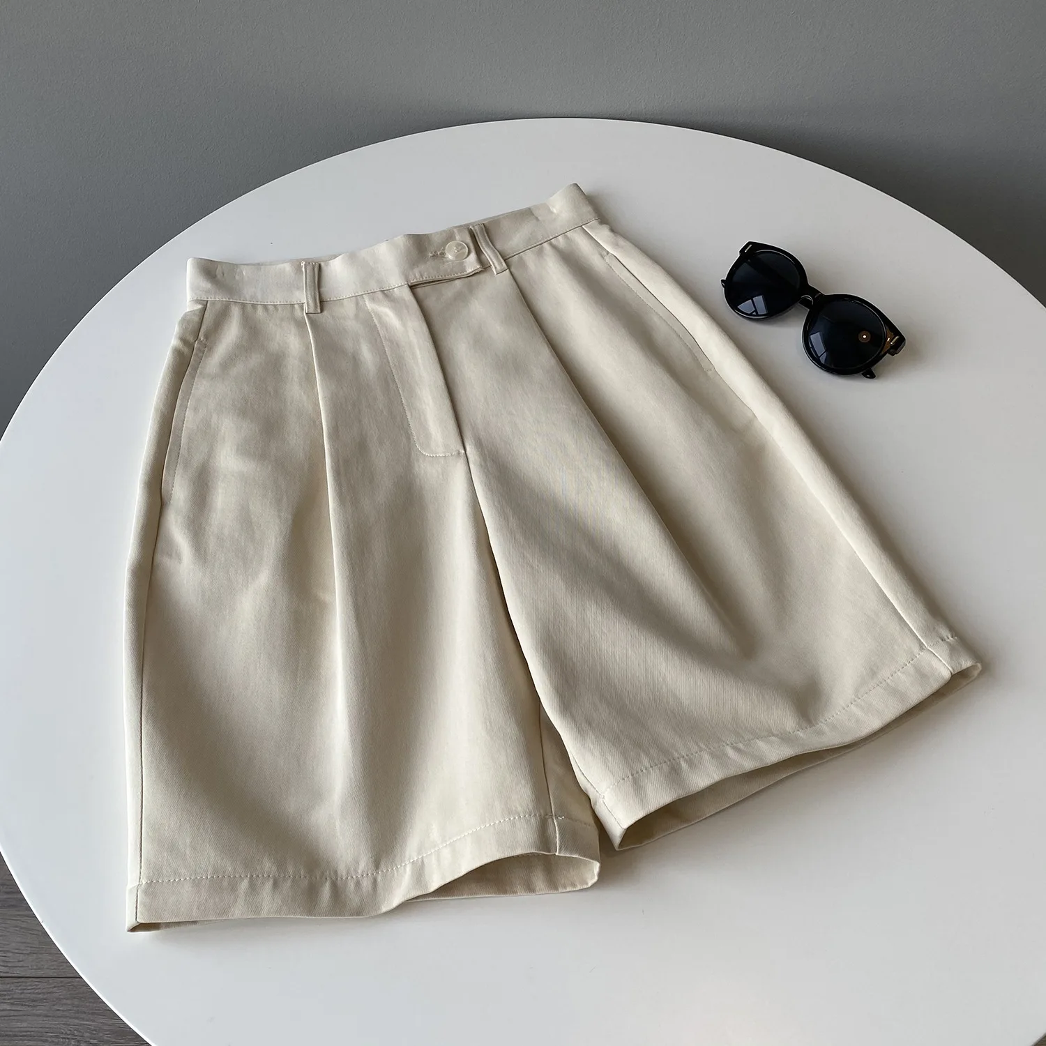 2021 Summer New Korean Style shorts women Solid Color Loose Style Straight Slim Hotpants 
2021 Summer New Korean Style shorts women Solid Color Loose Style Straight Slim Hotpants