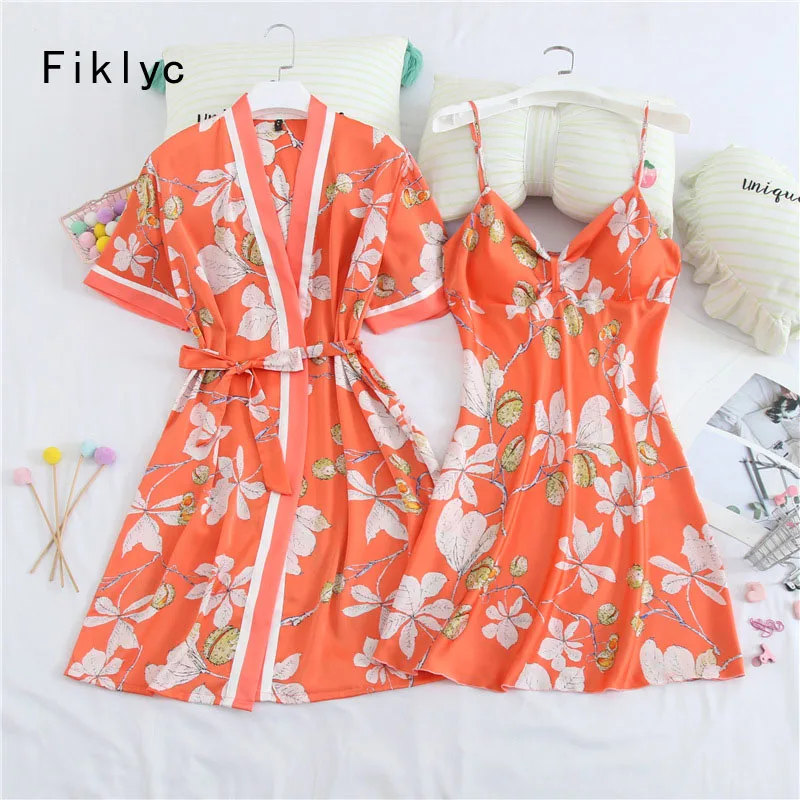 Fiklyc 2022 Весенняя новинка из вискозы 2 предмета халат пижамный комплект с цветочным принтом с V-образным вырезом Милая женская пижама халат Ли...
Fiklyc 2022 Весенняя новинка из вискозы 2 предмета халат пижамный комплект с цветочным принтом с V-образным вырезом Милая женская пижама халат Ли...