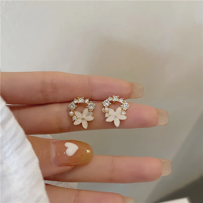 Flower ear studs new fashionable small exquisite ear clip INS wind ear ornaments without ear holes female ear clip
Flower ear studs new fashionable small exquisite ear clip INS wind ear ornaments without ear holes female ear clip