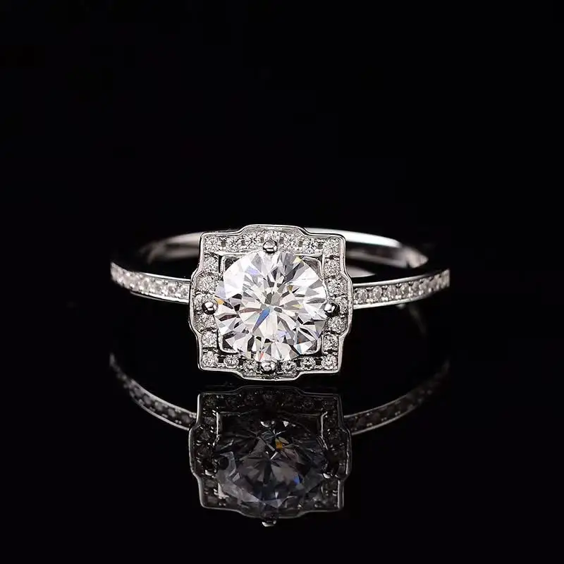 Роскошный S925 серебряное кольцо 1ct D Цвет кольца с муассанитом искусственный бриллиант для женщин, хорошее ювелирное изделие, сертификат
Роскошный S925 серебряное кольцо 1ct D Цвет кольца с муассанитом искусственный бриллиант для женщин, хорошее ювелирное изделие, сертификат