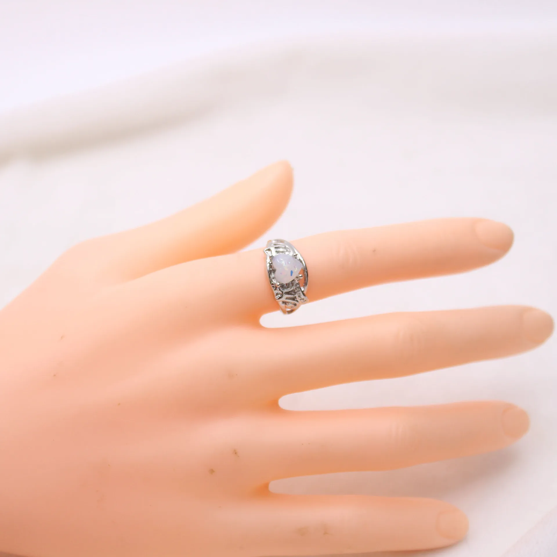 Fashion Love Mom Silver Plated Opal Ring Mom Role Zircon Ring Family Birthday Gift Mom Party Wedding Ring Size 6-10 Gift
Fashion Love Mom Silver Plated Opal Ring Mom Role Zircon Ring Family Birthday Gift Mom Party Wedding Ring Size 6-10 Gift