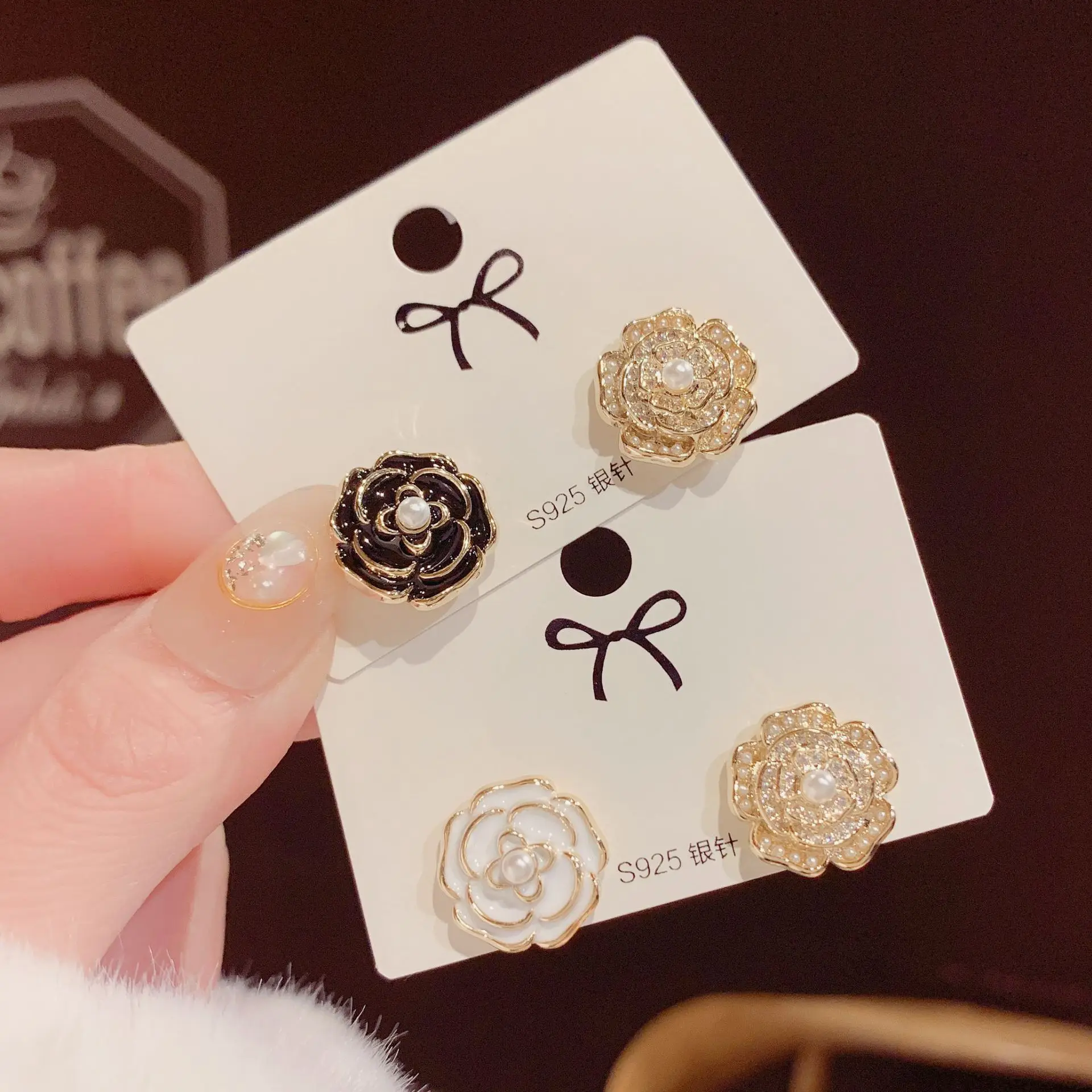 Personalized Simple Micro Inlaid Asymmetric Rose Flower Black White New Net Red Earrings Women'S Earrings Gift
Personalized Simple Micro Inlaid Asymmetric Rose Flower Black White New Net Red Earrings Women'S Earrings Gift