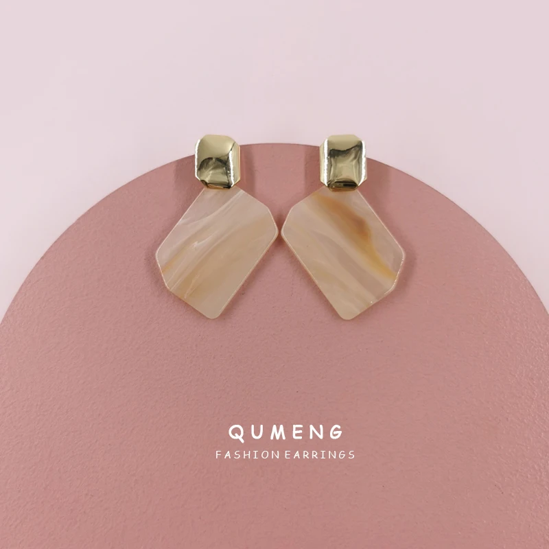 2020 Korean new fashion simple irregular square geometry Acrylic acid minimalist drop Earrings simple elegant ladies jewelry
2020 Korean new fashion simple irregular square geometry Acrylic acid minimalist drop Earrings simple elegant ladies jewelry