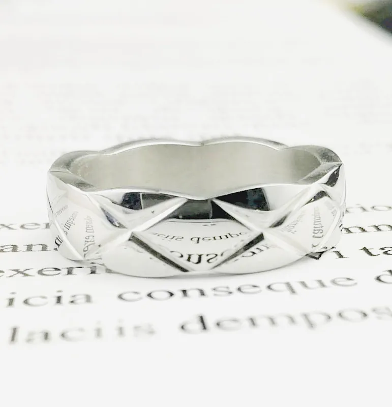 New small fragrant wind grid pattern ring high sense ins cold wind index finger ring men and women couple rings
New small fragrant wind grid pattern ring high sense ins cold wind index finger ring men and women couple rings