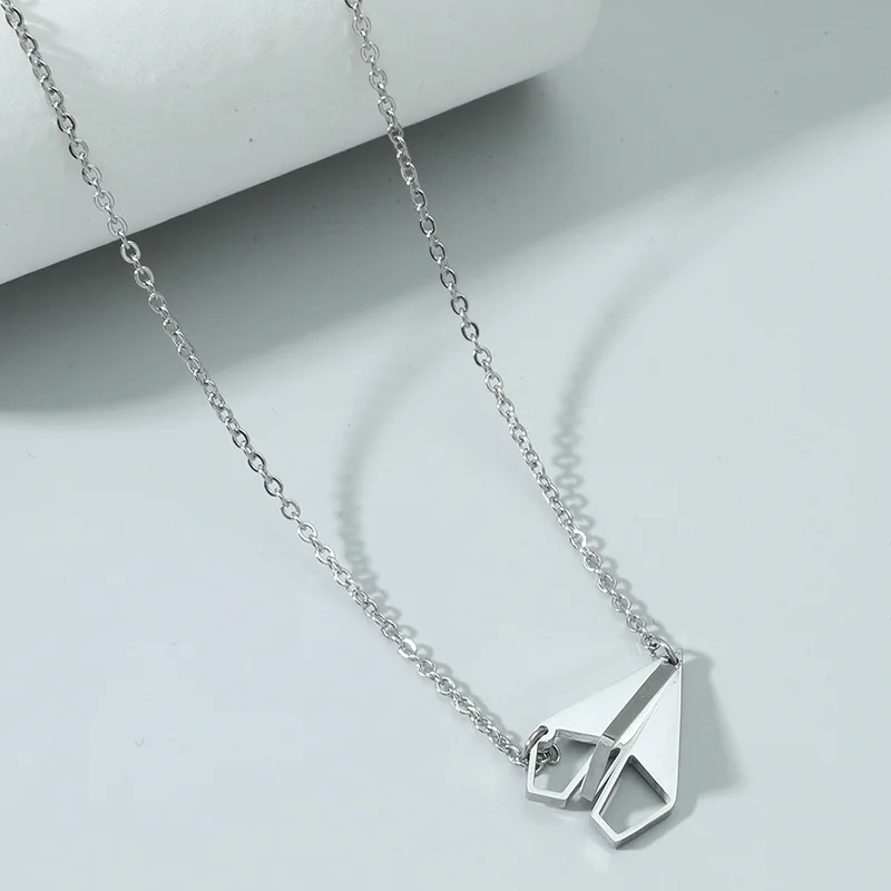 2021 new titanium steel paper airplane men's necklace ins trendy male student accessories couple necklace wholesale
2021 new titanium steel paper airplane men's necklace ins trendy male student accessories couple necklace wholesale