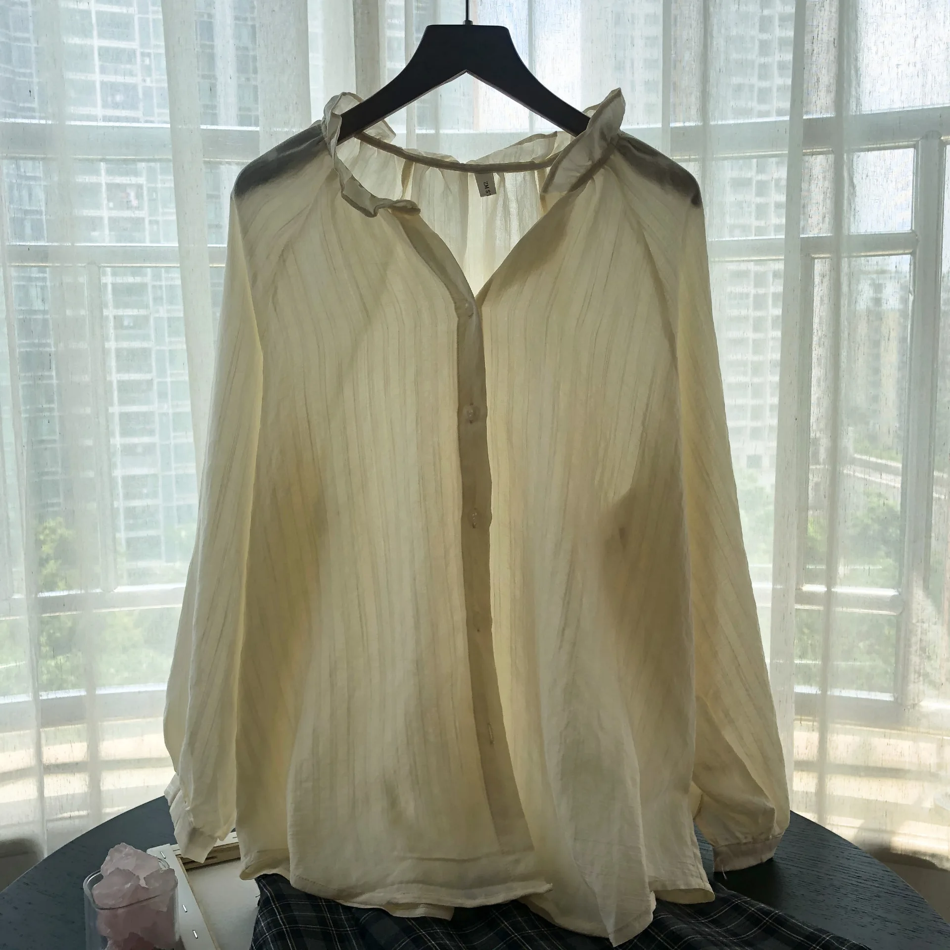 2021 autumn new ear edge V-Neck long sleeve shirt Korean white blouse shirt
2021 autumn new ear edge V-Neck long sleeve shirt Korean white blouse shirt