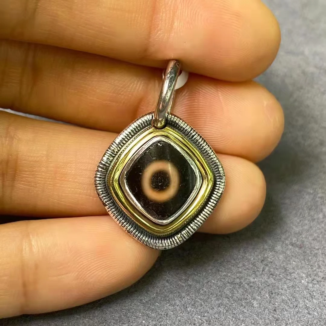 1pcs/lot new simple geometric square prism Tibetan one-eye dzi agate pendant s925 Seiko inlay Perfect exquisite natural rare gem
1pcs/lot new simple geometric square prism Tibetan one-eye dzi agate pendant s925 Seiko inlay Perfect exquisite natural rare gem
