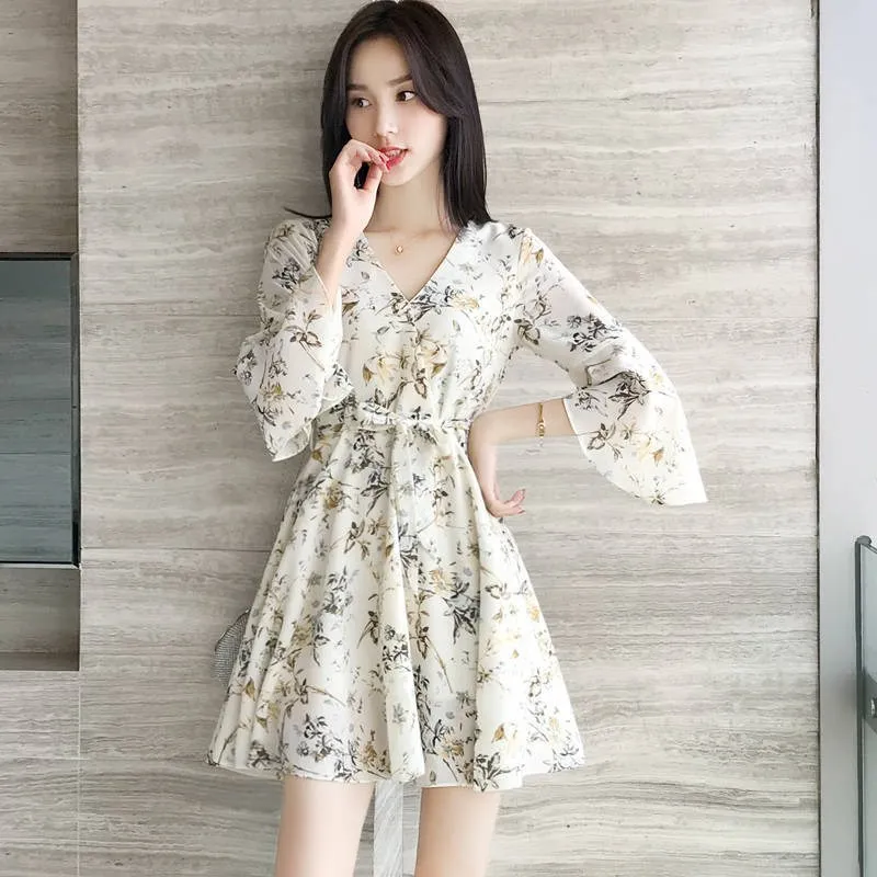 European Station Summer New French Minority V-neck Floral Chiffon Dress Women's Small Slimming A- line Skirt Short Skirt 
European Station Summer New French Minority V-neck Floral Chiffon Dress Women's Small Slimming A- line Skirt Short Skirt