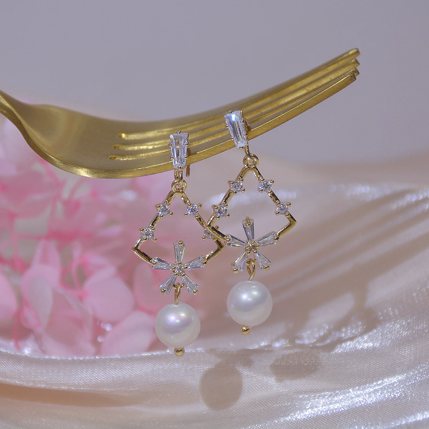 New Arrive Luxury 14K Real Gold Flower Pearl Temperamentstud Earrings for Women Cubic Zircon ZC Earrings
New Arrive Luxury 14K Real Gold Flower Pearl Temperamentstud Earrings for Women Cubic Zircon ZC Earrings