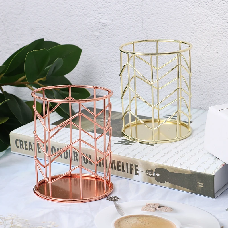 Cosmetics Makeup Brushes Storage Box Cylindrical Iron Case Storage Lipstick Brush Pen Holder Organizer Wrought Pen Storage
Cosmetics Makeup Brushes Storage Box Cylindrical Iron Case Storage Lipstick Brush Pen Holder Organizer Wrought Pen Storage