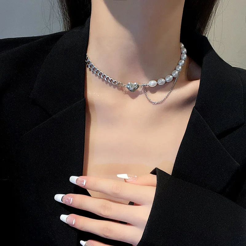 A niche sense of design a love heart stitching necklace female natural pearl clavicle chain with jewelry
A niche sense of design a love heart stitching necklace female natural pearl clavicle chain with jewelry