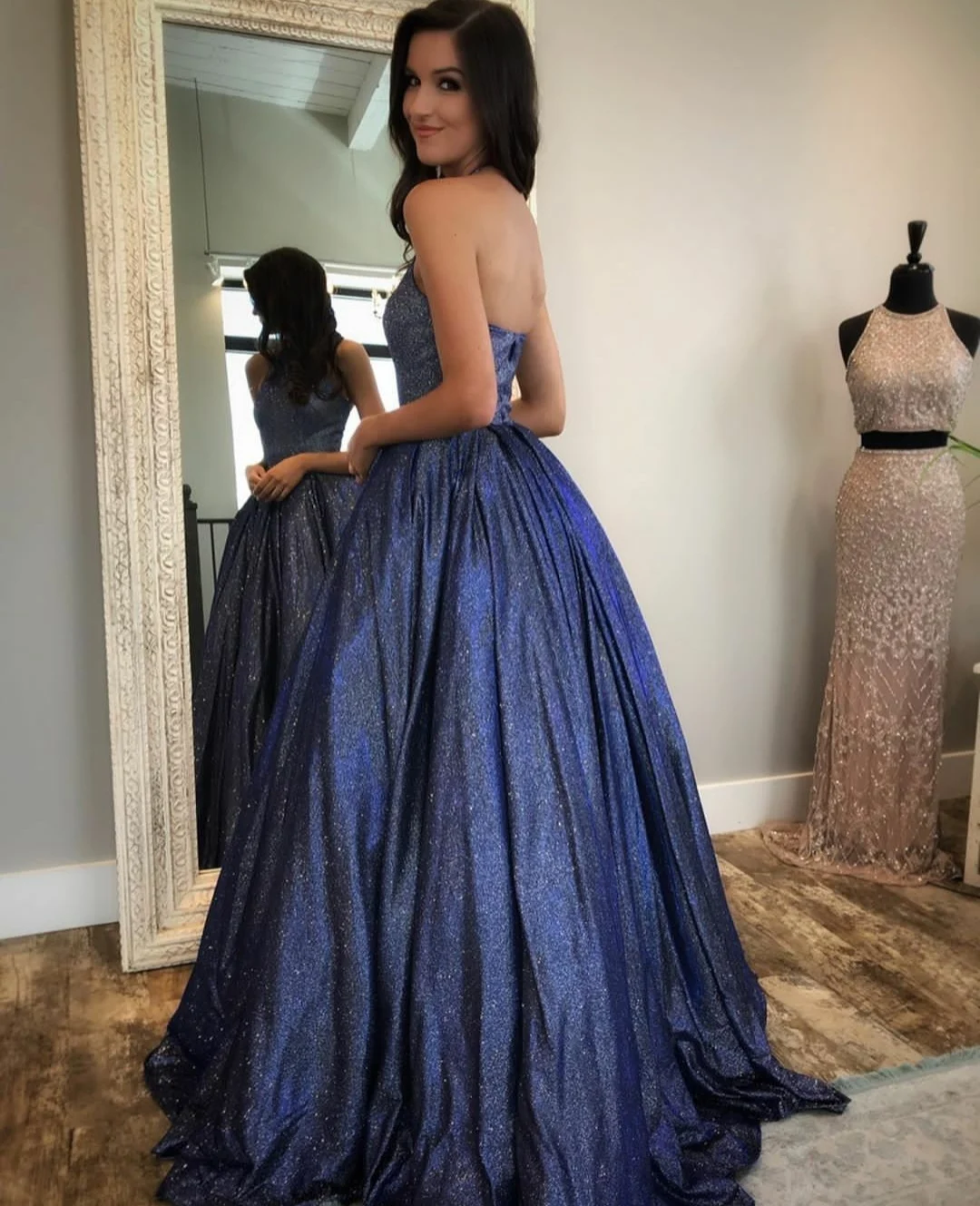 Elegant Long Navy Blue Halter Evening Dress with Pockets A-Line Glitter Criss Cross Back Abendkleider Robes De Soirée for Women
Elegant Long Navy Blue Halter Evening Dress with Pockets A-Line Glitter Criss Cross Back Abendkleider Robes De Soirée for Women