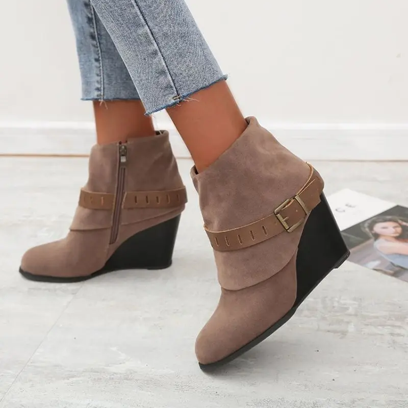 2021 New Women's Fashion PU Round Head Side Zipper Slope Heel High Top Short Boots Inner High Rise Fashion Boots HL629
2021 New Women's Fashion PU Round Head Side Zipper Slope Heel High Top Short Boots Inner High Rise Fashion Boots HL629