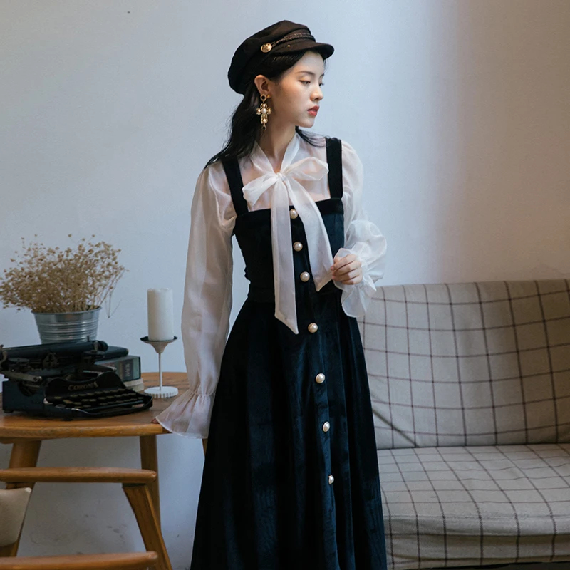 2019 new fashion women's Retro suit long-sleeved chiffon shirt velvet strap dress two-piece suit elegant dress
2019 new fashion women's Retro suit long-sleeved chiffon shirt velvet strap dress two-piece suit elegant dress