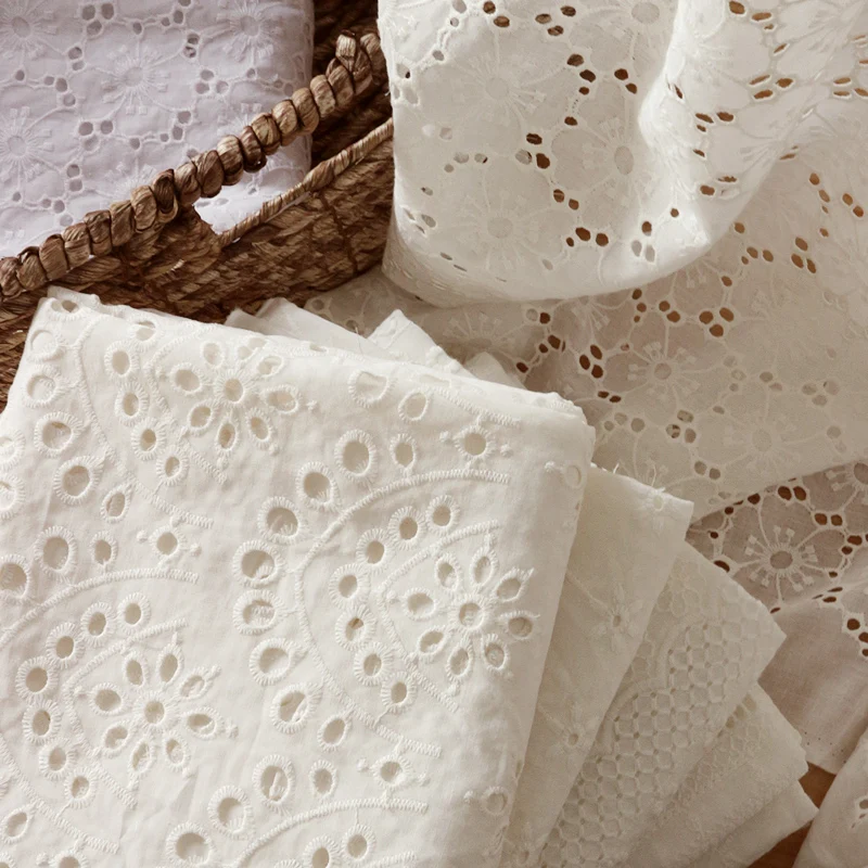 2021High Quality Lace Fabric White Hollow Embroidered Fashion Dress Tulle Fabric Cotton 100% for Wedding Princess Sewing Brocade
2021High Quality Lace Fabric White Hollow Embroidered Fashion Dress Tulle Fabric Cotton 100% for Wedding Princess Sewing Brocade