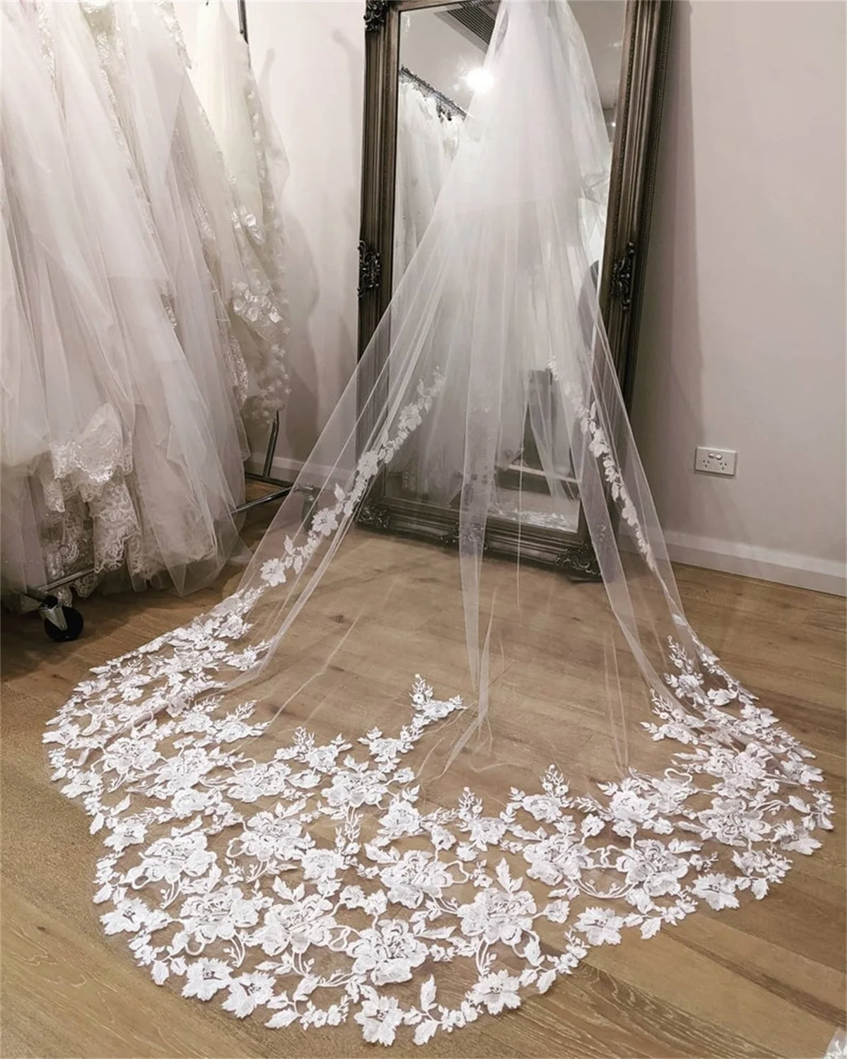 White Ivory Wedding Veils with Comb Lace Appliques Edge Custom Made Wedding Accessories Pretty Cathedral Length Bridal Veil
White Ivory Wedding Veils with Comb Lace Appliques Edge Custom Made Wedding Accessories Pretty Cathedral Length Bridal Veil