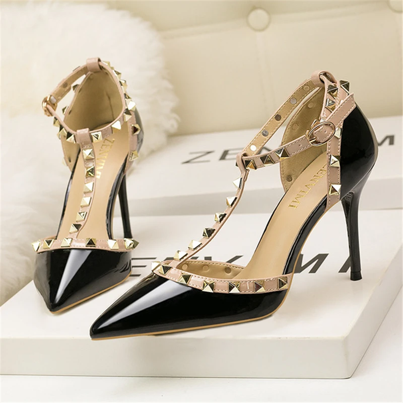 Women's shoes sandals summer sexy nightclub stiletto and thin high heels pointed toe rivet hollow sandals with a word
Women's shoes sandals summer sexy nightclub stiletto and thin high heels pointed toe rivet hollow sandals with a word