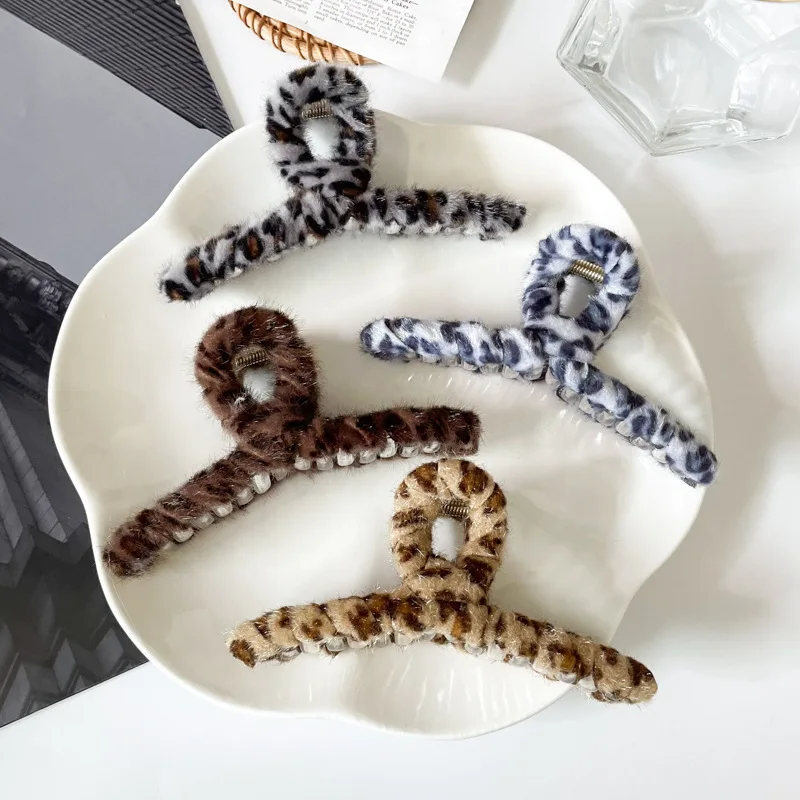 Leopard Plush Hair Clamp Grab Hair Clip Bow Claw Clips Simple Hair Claws Winter Hair Accessories For Women Girls Headwear Gifts
Leopard Plush Hair Clamp Grab Hair Clip Bow Claw Clips Simple Hair Claws Winter Hair Accessories For Women Girls Headwear Gifts