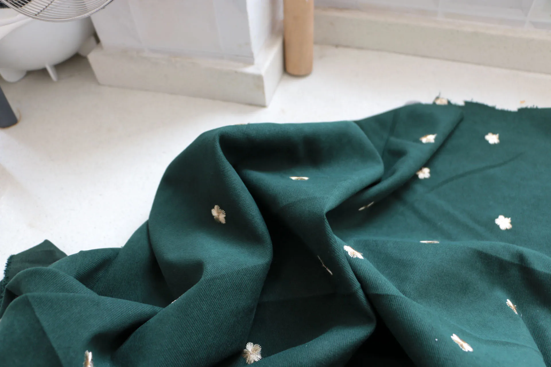 150cm red, tan, dark green and pink embroidered small gold flower twill stripe soft crease resistant fashion fabric
150cm red, tan, dark green and pink embroidered small gold flower twill stripe soft crease resistant fashion fabric