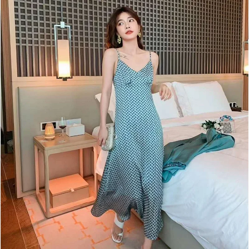 2021NEW summer peacock blue sling women's dress, houndstooth print pleated sling all-match sexy slim holiday female long skirt
2021NEW summer peacock blue sling women's dress, houndstooth print pleated sling all-match sexy slim holiday female long skirt