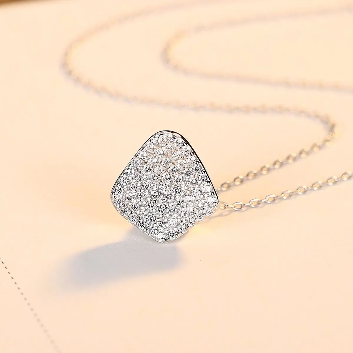 S925 Sterling Silver Pendant Necklace Version of Pink Zirconium Niche Design Sense Clavicle Chain Female Gift for Girlfriend
S925 Sterling Silver Pendant Necklace Version of Pink Zirconium Niche Design Sense Clavicle Chain Female Gift for Girlfriend