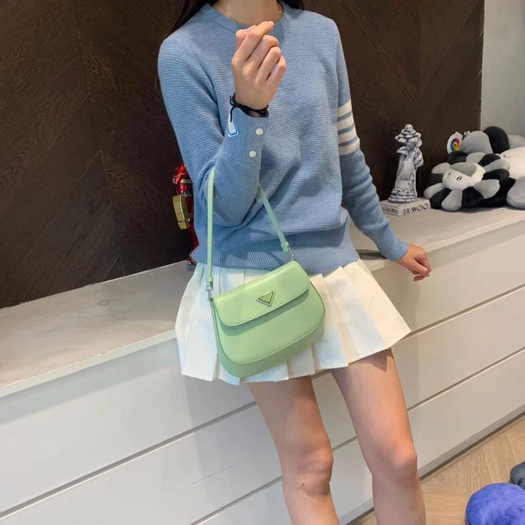 New Cleo handbag mid ancient French stick underarm bag bright leather one shoulder handbag 
New Cleo handbag mid ancient French stick underarm bag bright leather one shoulder handbag