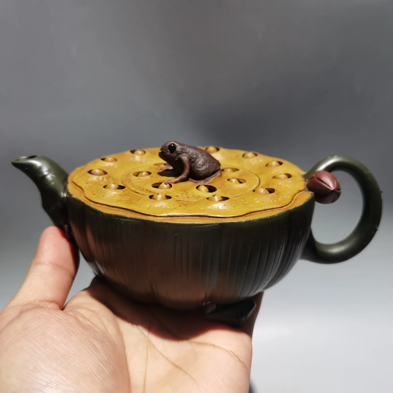 Фарфоровый чайник из китайской исинской глины, ручная работа, вырезной горшок из семян лягушки, лотоса, корень лотоса, необработанная руда, чайник для приготовления чая, офисный декор, 7 дюймов
Фарфоровый чайник из китайской исинской глины, ручная работа, вырезной горшок из семян лягушки, лотоса, корень лотоса, необработанная руда, чайник для приготовления чая, офисный декор, 7 дюймов