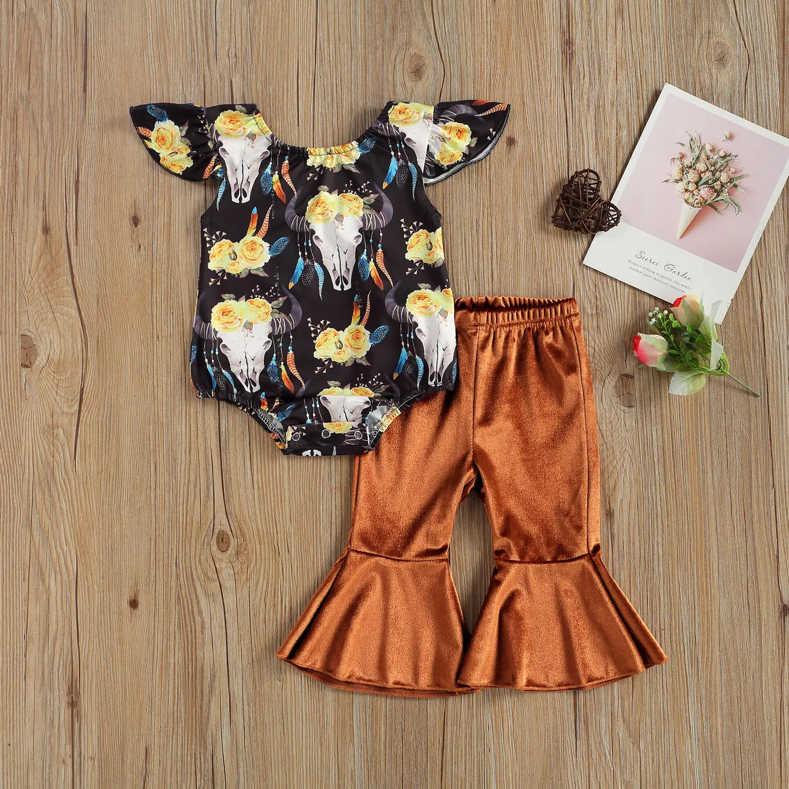 Комплект одежды для маленьких девочек из двух предметов, черный комбинезон с рукавами-фонариками и однотонные расклешенные брюки
Комплект одежды для маленьких девочек из двух предметов, черный комбинезон с рукавами-фонариками и однотонные расклешенные брюки