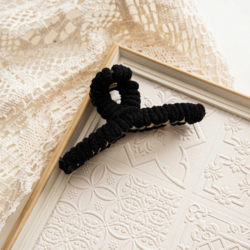 Korean Version Clip Large Hairpin Mao Mao Catch Shark Clip Temperament Hairpin Fashion Yarn Clip Hair Accessories. 
Korean Version Clip Large Hairpin Mao Mao Catch Shark Clip Temperament Hairpin Fashion Yarn Clip Hair Accessories.