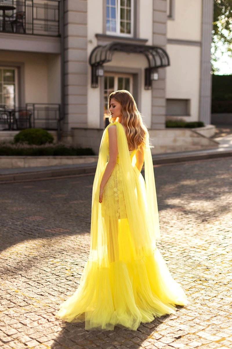 2021 Sexy Charming Yellow Prom Party Dresses Lace V Neckline Sleeveless Back Out Wedding Guest Gowns See Through Skirt Pleating
2021 Sexy Charming Yellow Prom Party Dresses Lace V Neckline Sleeveless Back Out Wedding Guest Gowns See Through Skirt Pleating