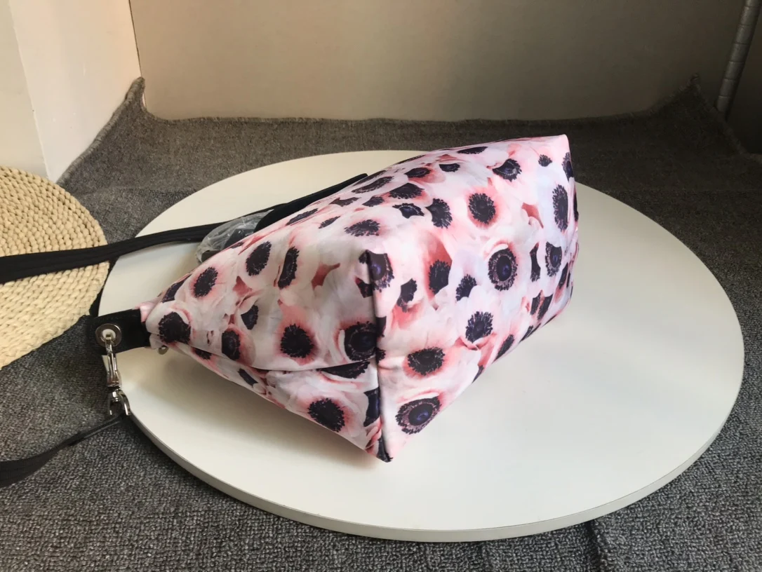 High Quality Handbag Nylon Dumpling Bags Tote Bag Fashion Women Bag Folding Handbags Famous Brand Beach Bags Pink flowers
High Quality Handbag Nylon Dumpling Bags Tote Bag Fashion Women Bag Folding Handbags Famous Brand Beach Bags Pink flowers