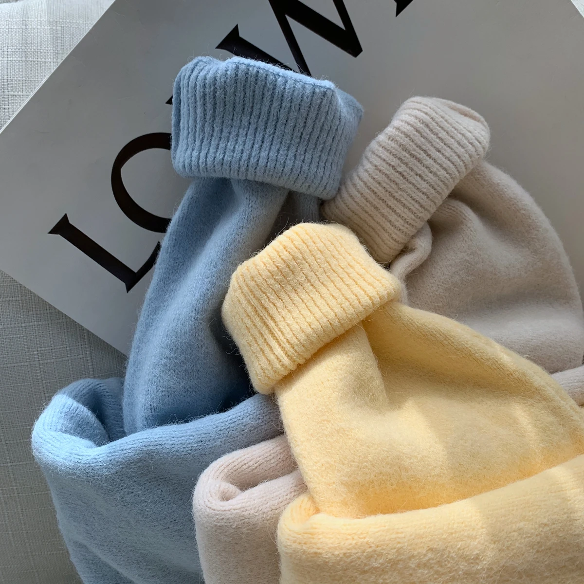 2021 light yellow round neck sweater solid color pullover women's soft warm sweater loose top women's high neck loose wool sweat
2021 light yellow round neck sweater solid color pullover women's soft warm sweater loose top women's high neck loose wool sweat