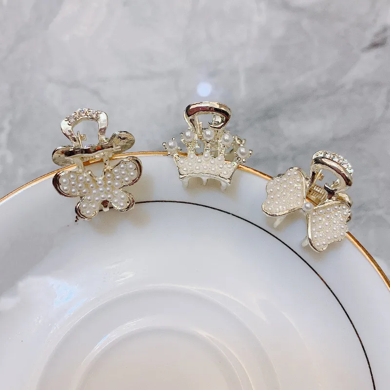 New Alloy Bow Crown Pearl Top Clip For Women Bangs Hair Crab Claw Clip Girl Flower Female Headdress Small Hairpin Accessories
New Alloy Bow Crown Pearl Top Clip For Women Bangs Hair Crab Claw Clip Girl Flower Female Headdress Small Hairpin Accessories