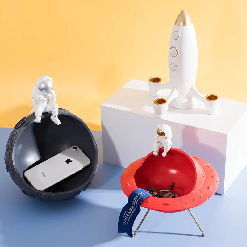 Northern Europe Creative Astronaut Resin Porch Key Storage Frame Half Moon Home Furnishings Living Room Decorations
Northern Europe Creative Astronaut Resin Porch Key Storage Frame Half Moon Home Furnishings Living Room Decorations