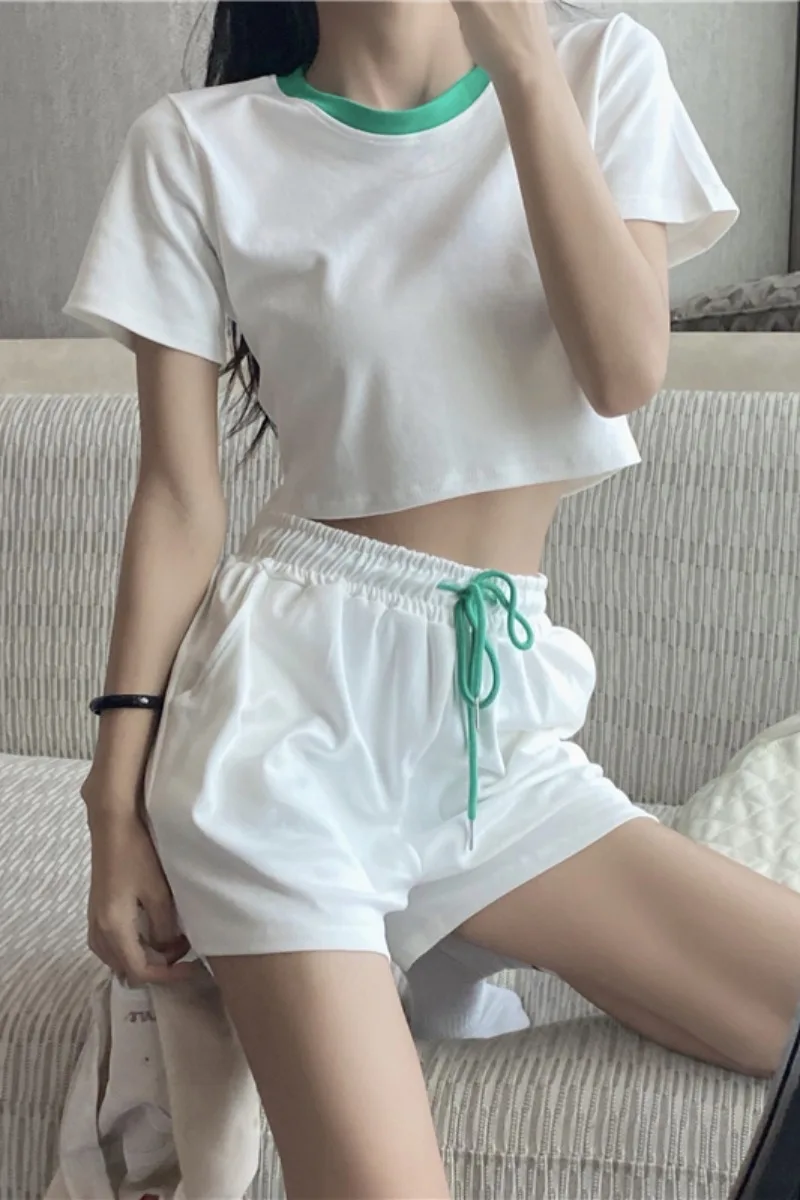 2021 spring and summer new Hong Kong style fashion sports suit back hollow short sleeve + shorts casual two-piece suit
2021 spring and summer new Hong Kong style fashion sports suit back hollow short sleeve + shorts casual two-piece suit