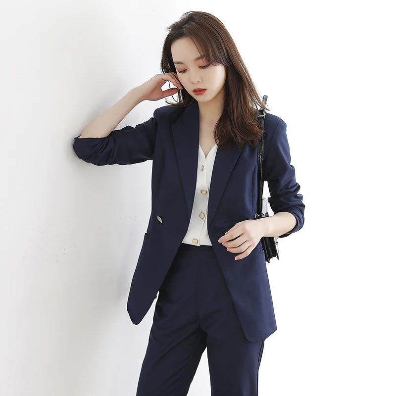 Женский деловой костюм из 2 предметов, элегантный пиджак с английским воротником и брюки с высокой талией, костюм для работы vs435 на осень 2020
Женский деловой костюм из 2 предметов, элегантный пиджак с английским воротником и брюки с высокой талией, костюм для работы vs435 на осень 2020