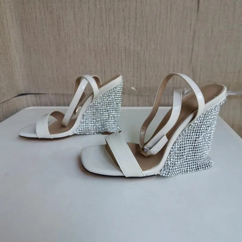 Summer New Rhinestone Wedge Women's Sandals 2021 Genuine Leather Fashion Metal Buckle High-heeled Shoes Black White Silver Size
Summer New Rhinestone Wedge Women's Sandals 2021 Genuine Leather Fashion Metal Buckle High-heeled Shoes Black White Silver Size