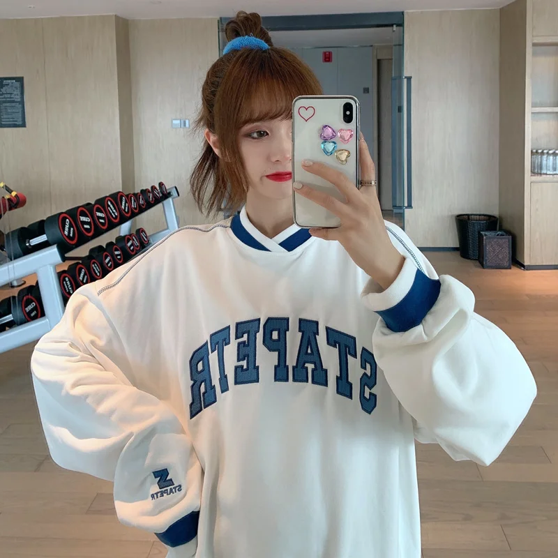 Реальное фото осенней одежды в Корейском стиле Универсальный перекрестный воротник вышивка буквами
Реальное фото осенней одежды в Корейском стиле Универсальный перекрестный воротник вышивка буквами