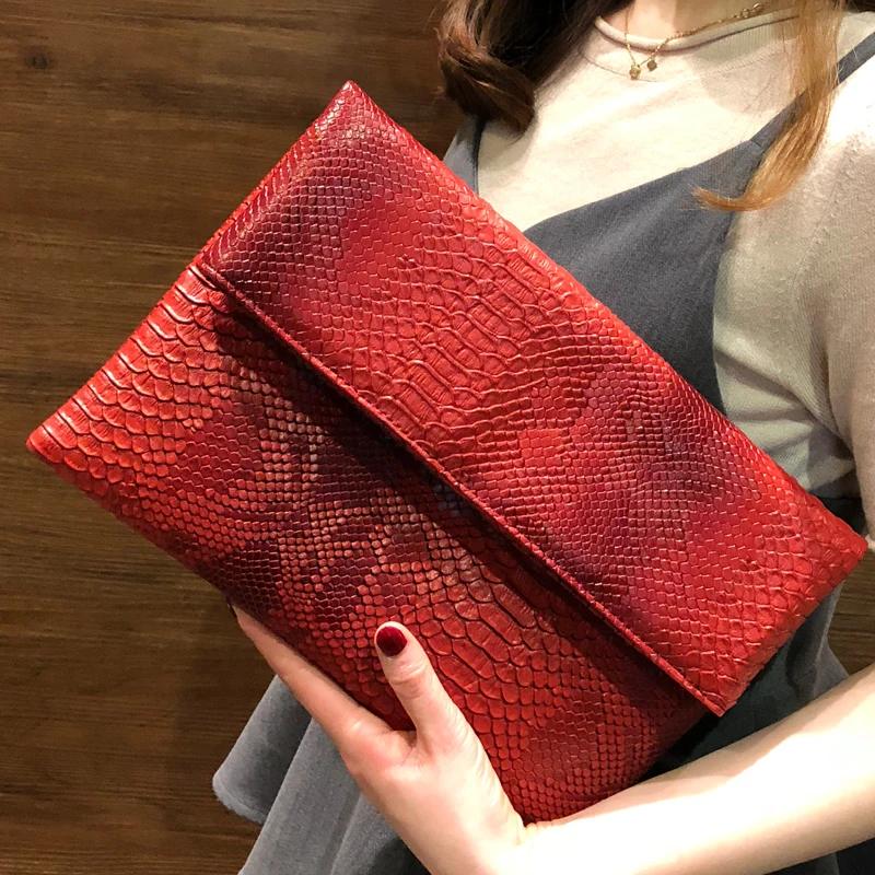 Luxurious Snake Print women handbag Serpentine envelopes women's bag chain shoulder bag retro Day Clutches Shoulder bag
Luxurious Snake Print women handbag Serpentine envelopes women's bag chain shoulder bag retro Day Clutches Shoulder bag